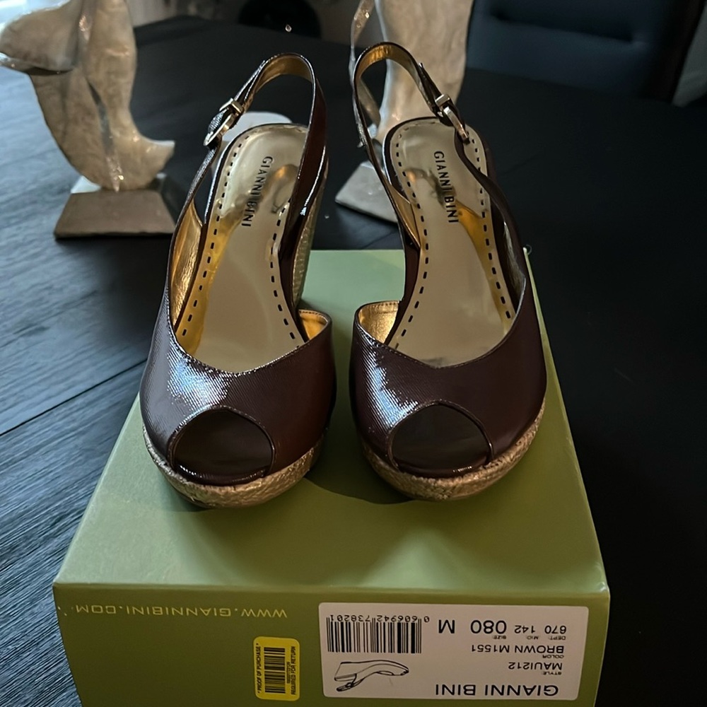 Gianni Bini Brown Wedge Shoe. Size 8M Like New Condition